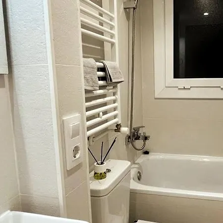 Luxurious 3-bedroom With Pool Near *