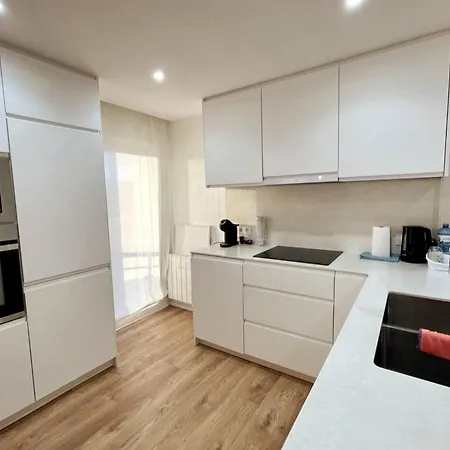 Luxurious 3-bedroom With Pool Near Apartament